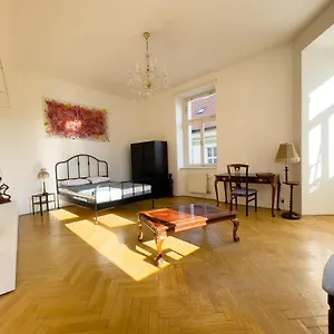 center-of-prague-apartment-369.praguehotelsweb.com/